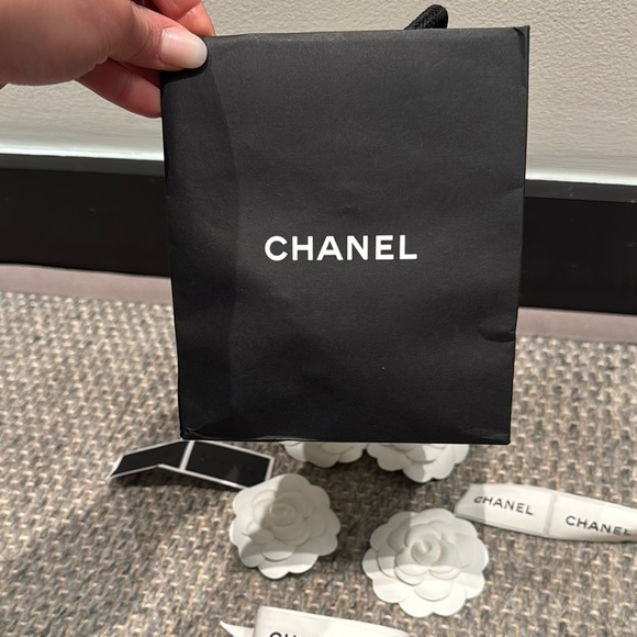 Chanel Authetic Mini Shopping Bag, Ribbon, 4 Stickers & 4 Flowers - Picture 3 of 7